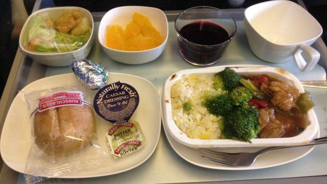 Algunas comidas deben evitarse en los aviones