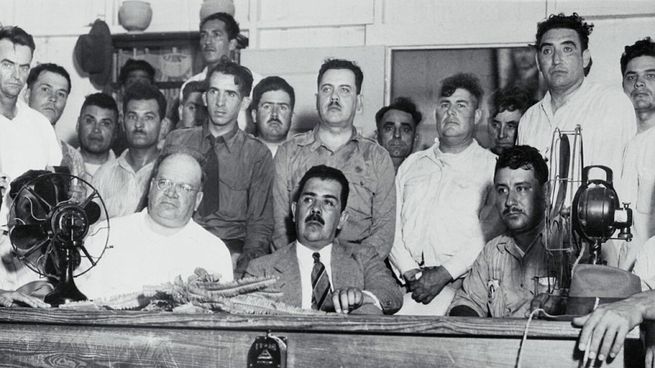 El presidente Lázaro Cárdenas del Río decreta la expropiación de la industria petrolera en 1938.