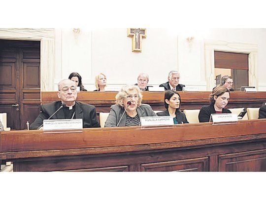 problema mundial. Gustavo Vera fue el orador final del coloquio organizado por el Vaticano para debatir sobre refugiados. En la foto, junto al gobernador puntano Rodríguez Saá, quien ofreció su provincia para asilar familias y hasta pagar el pasaje.