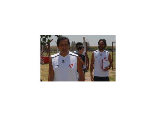 Díaz y su ayudante, Pascual Rambert, en el primer entrenamiento de 2012