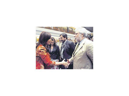 El titular de Confederaciones Rurales, Mario Llambías, fue ayer al Banco Nación en representación de la Mesa de Enlace, mientras el ministro de Agricultura aseguró que no irá al teatro Broadway.