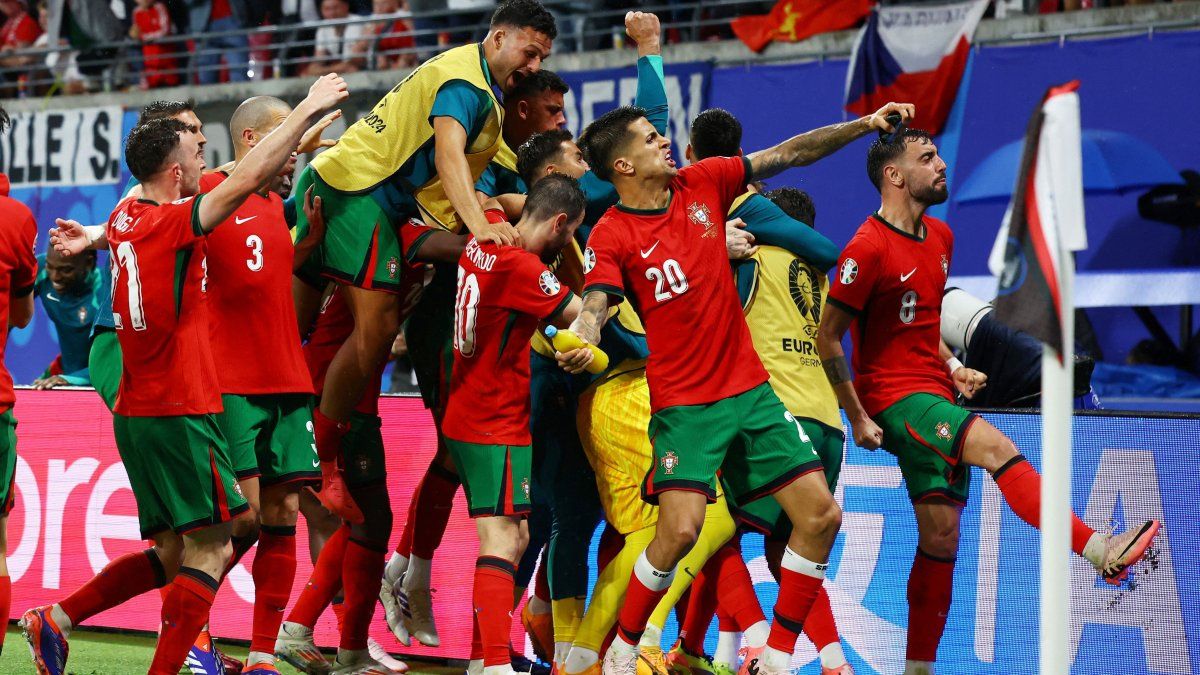 Portugal turned it around in the last play in a demanding debut in the Euro Cup