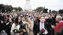 FUTURO. Carlos y su esposa Camila fueron fotografiados la semana pasada en un acto público. Tras la noticia de la muerte de Isabel, una multitud se autoconvocó frente al Palacio de Buckingham.