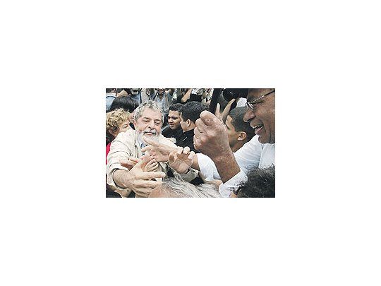 Los sectores humildes brasileños ven al presidente Lula da Silva como un hijo del pueblo, capaz de hablar su propio lenguaje y de entender sus necesidades.