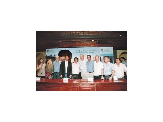 Sonrisas anoche en la sede porteña del PJ tras conocerse el resultado de la elección interna en Buenos Aires: Juliana di Tullio, Jorge Domínguez, Daniel Scioli, Fernando Espinoza, Carlos Kunkel, Jorge Capitanich, Jorge Landau y allegados.