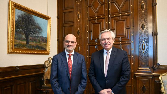 El presidente Alberto Fernández junto al embajador de la India, Dinesh Bhatia.