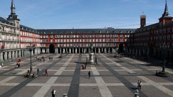 La emblem&aacute;tica Plaza Mayor, en Madrid, desierta durante los meses de estado de alarma por el coronavirus.