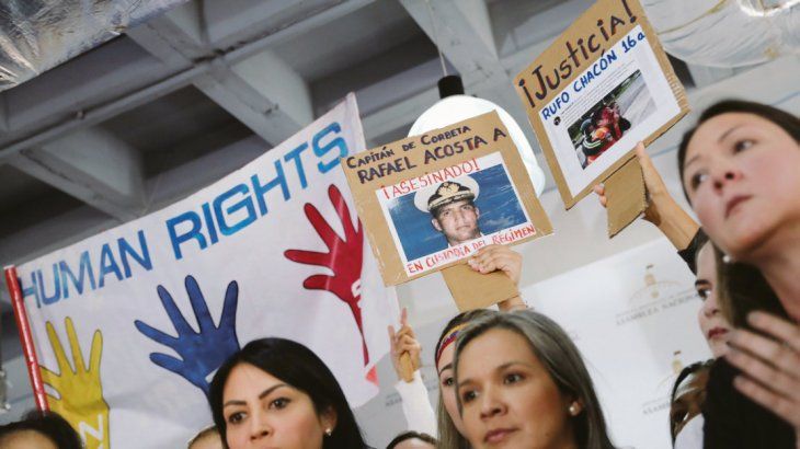 Manifestación. Familiares y allegados del capitán de corbeta Rafael Acosta Arévalo, quien murió cuando estaba detenido, y Rufo Chacón, un joven de 16 años que perdió la visión tras una brutal represión, pidieron Justicia.