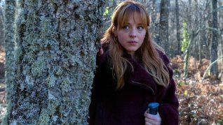 Dirigida por Laura Alvea y Juan Miguel del Castillo, la serie combina líneas temporales y un misterio que conecta varias décadas.