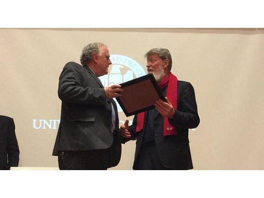 El diputado Santamarina hizo entrega del reconocimiento.