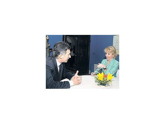 MauricioMacrirecibió elsábado a lajefa de laComunidadde Madrid,EsperanzaAguirre. Ladirigente delPartidoPopularllamó atrabajarcontra el‘‘virus’’ querepresentaHugoChávez enla región.