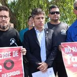 El gobernador Axel Kicillof dialogó con los trabajadores de FATE en el marco de una recorrida por San Isidro. El gobernador Axel Kicillof dialogó con los trabajadores de FATE en el marco de una recorrida por San Isidro.