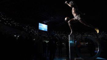 La estatua de Diego Maradona fue presentada en el estadio de Nápoli con la presencia del presidente de FIFA.
