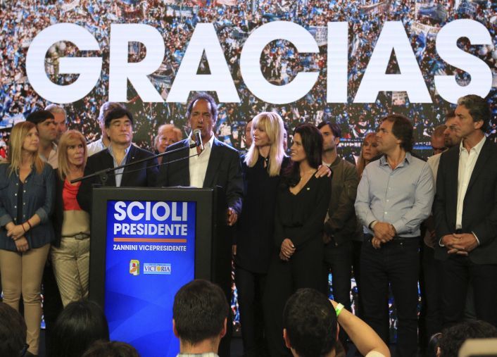 El candidato presidencial Daniel Scioli reconoce la derrota en el bunker del FpV.