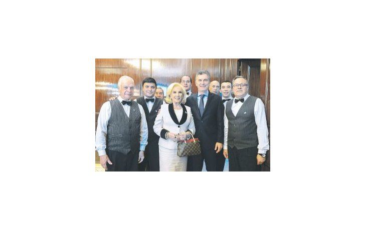 Mirtha Legrand y Mauricio Macri posaron junto a los mozos de Casa de Gobierno.  En el encuentro el Presidente lució un detalle distinto en su vestimenta: “Por fin se puso corbata”, bromeó la conductora.