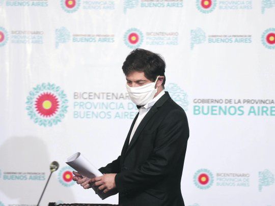 Focos. Axel Kicillof, con tapabocas en medio de la pandemia. El domingo dijo que “hay respaldo externo y apoyo de sectores de la provincia a una reestructuración que permita salir de este lío”, frente a “una deuda impagable”.