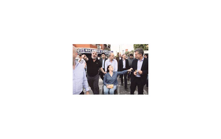 Mauricio Macri ayer por la tarde, en sus últimos movimientos de campaña  de cara al domingo, junto a Gabriela Michetti, Roberto Quattromano, Federico Sturzenegger y Sergio Bergman  en una caminata con vecinos.