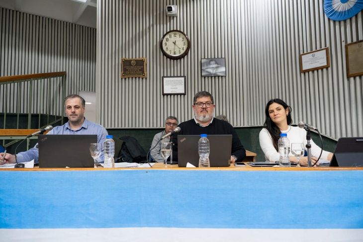 El ministro de Economía de Santa Cruz, Ezequiel Verbes, defendió el pedido de endeudamiento ante la Legislatura. El ministro de Economía de Santa Cruz, Ezequiel Verbes, defendió el pedido de endeudamiento ante la Legislatura.