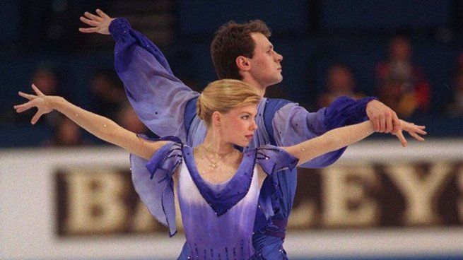 Evgenia Shishkova y Vadim Naumov, excampeones mundiales, estaban en el avión.