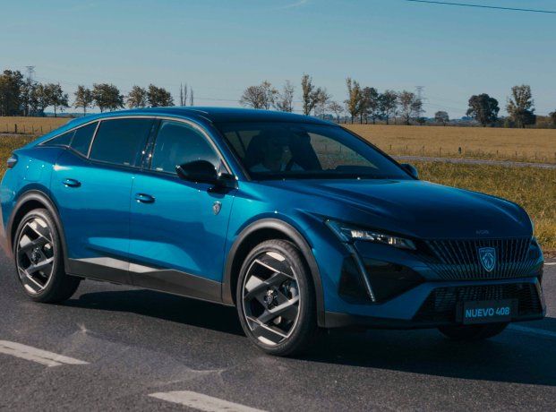 El Peugeot 408 GT se distingue por su diseño fastback, un motor Turbo 1.6 de 215 CV y transmisión automática de ocho marchas, además del sistema Peugeot i-Cockpit® y llantas de aleación de 20 pulgadas.