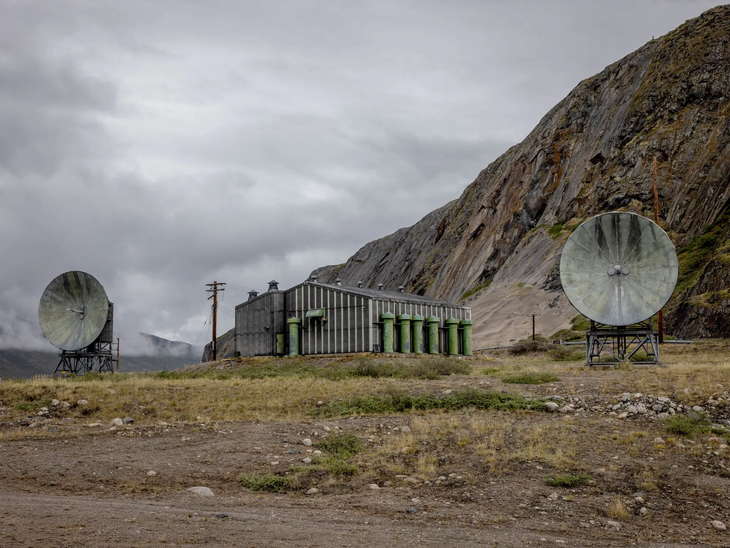 Estación de radares arriba de Kangerlussuaq. Por alguna razón curiosa los locales la conocen como Mickey Mouse. La base se abandonó en septiembre de 1992 Estación de radares arriba de Kangerlussuaq. Por alguna razón curiosa los locales la conocen como Mickey Mouse. La base se abandonó en septiembre de 1992