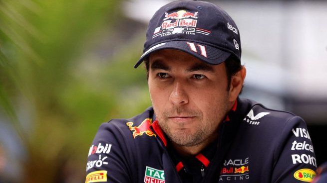 Sergio Checo Pérez volverá a la Fórmula 1 corriendo para Cadillac. El piloto mexicano cobrará un salario de 14 millones de dólares, cinco veces menos que Stephen Curry, el jugador mejor pago de la NBA.