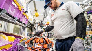 Toyota avanza en el ensamble de baterías para autos híbridos Toyota avanza en el ensamble de baterías para autos híbridos