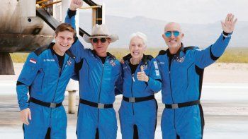 UNA BREVE AVENTURA. Jeff Bezos, con sombrero, junto a los tripulantes que lo acompañaron ayer en su viaje de diez minutos al espacio.&nbsp;