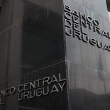 El Banco Central del Uruguay y el Ministerio de Economía y Finanzas colocarán más de 22.850  millones con cuatro títulos. El Banco Central del Uruguay y el Ministerio de Economía y Finanzas colocarán más de 22.850  millones con cuatro títulos.