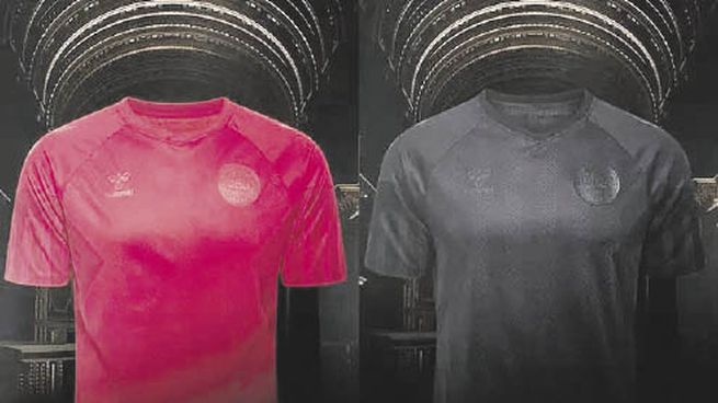 Camisetas. Son los nuevos diseños que la empresa Hummel confeccionó para la selección de Dinamarca. La roja es la titular y la negra la tercer vestimenta, que representa el luto por los trabajadores extranjeros muertos.