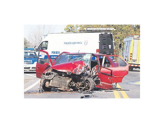 Así quedó el auto del militar, tras chocar de frente con una camioneta en la que viajaban otros dos hombres. Todos resultaron heridos.