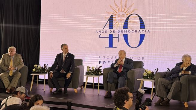 El presidente Yamandú Orsi comparte un acto por los 40 años de democracia junto a Luis Lacalle Herrera, Julio María Sanguinetti y José Mujica.