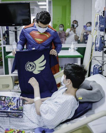 Henry Martin es uno de los jugadores del Amércia que, transformado en Superman, lleva obsequios y sonrisas a pequeños hospitalizados al festejarse el Día del Niño. Henry Martin es uno de los jugadores del Amércia que, transformado en Superman, lleva obsequios y sonrisas a pequeños hospitalizados al festejarse el Día del Niño.