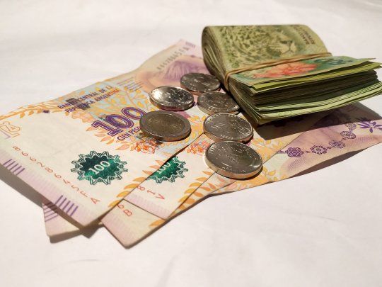 pesos-inversiones-monedas-inflacion-billetes-bolsillo-14-06-2021