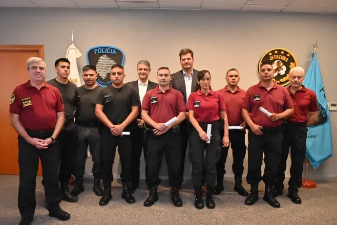 Jorge Macri junto con el personal de la Policía de la Ciudad. 