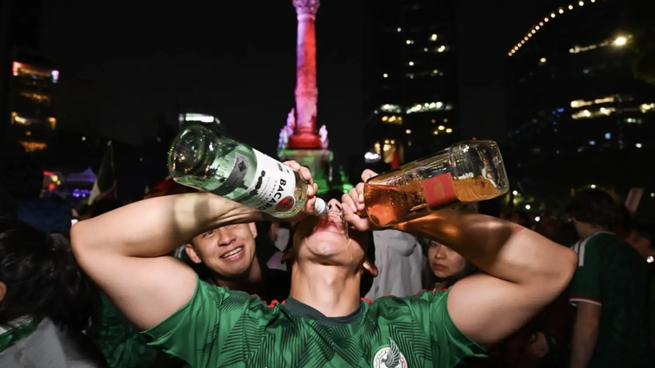 Tras las disturbios producidos tras la clasificación a la siguiente ronda del Mundial, las autoridades de la Ciudad de México decidieron implantar la Lay Seca para el juego entre México y Rapública Checa.