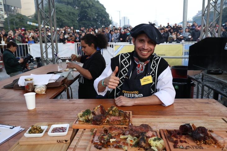 El formoseño Héctor Germán Caballero ganó el 5° Campeonato Federal del Asado. El formoseño Héctor Germán Caballero ganó el 5° Campeonato Federal del Asado.