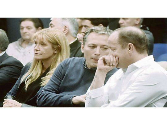 compañeros. Julio Pereyra (Florencio Varela), Verónica Magario (La Matanza), Fernando Gray (Esteban Echeverría) y Martín Insaurralde (Lomas de Zamora) anoche en medio de la catarsis peronista por la inflación y la suba de tarifas.