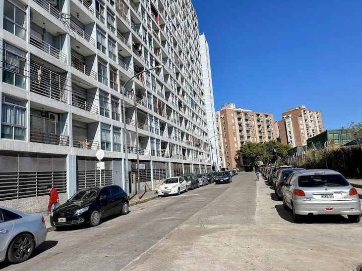 Pi y Margall a pasos de la Avenida Almirante Brown en La Boca, un barrio que quiere renovarse Pi y Margall a pasos de la Avenida Almirante Brown en La Boca, un barrio que quiere renovarse