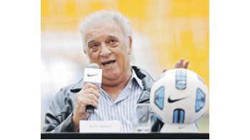 Alfio Basile está muy cerca de volver a Racing, después de dos décadas. Hoy se reúnen con su representante.
