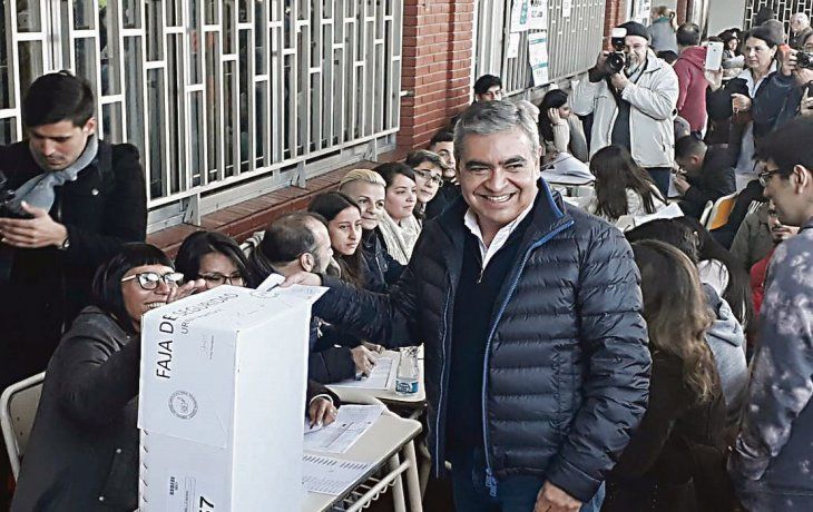 postal. Alfaro, al votar. El sábado circularon papeletas que lo mixturaban con Manzur y con Alperovich.