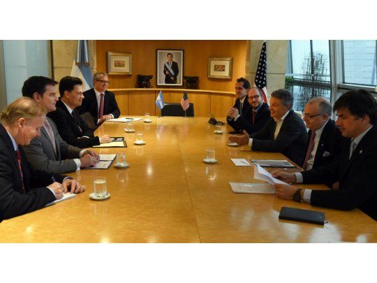 Jorge Faurie y Francisco Cabrera encabezaron la reunión con agregados comerciales de la embajada norteamericana por traba al ingreso del biocombustible argentino a ese país. En el encuentro se evaluaron posibles soluciones para antes que entre en vigor la restricción arancelaria.