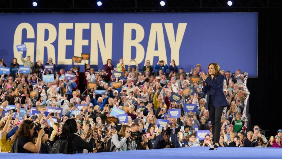 Kamala Harris urged young people to participate in the political transformation of the country