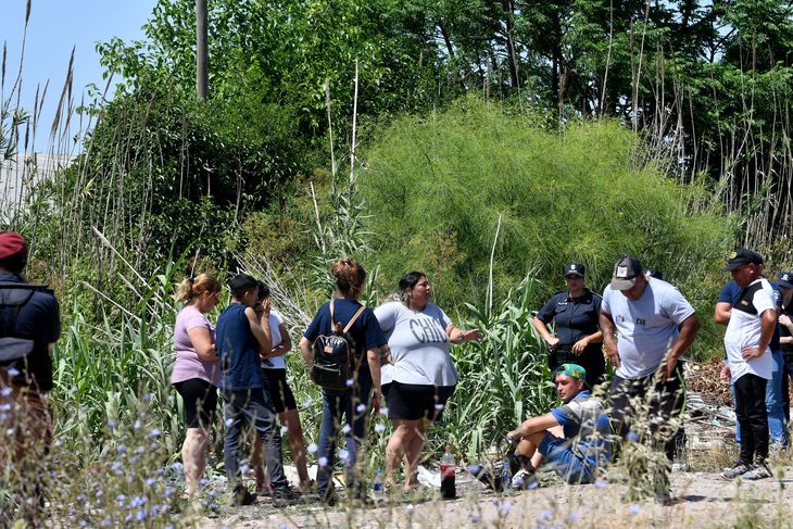 La familia de Eliana en el lugar del rastrillaje donde fue hallado el cadáver.&nbsp;