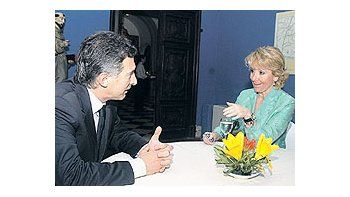 ámbito.com | MauricioMacrirecibió elsábado a lajefa de laComunidadde Madrid,EsperanzaAguirre. Ladirigente delPartidoPopularllamó atrabajarcontra el‘‘virus’’ querepresentaHugoChávez enla región.