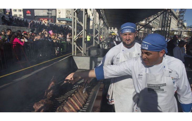 Los maestros asadores tendrán que mostrar sus habilidades al cocinar asado de tira, colita de cuadril, vacío y choripán en el Estadio del Asador, ubicado en la Plaza de la República, junto al Obelisco, que será el lugar central del campeonato.