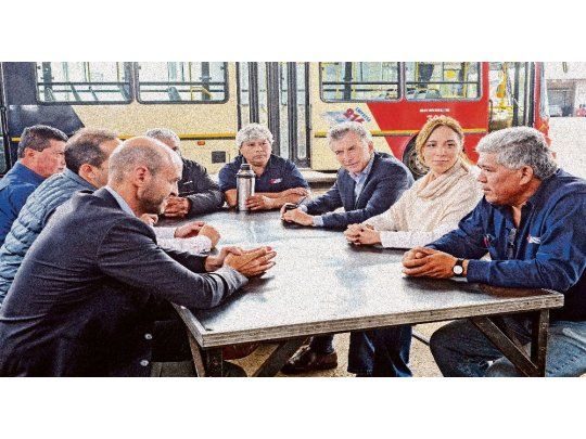Morón. Mauricio Macri, María Eugenia Vidal y Guillermo Dietrich encabezaron ayer un acto por las obras del Metrobús en ese distrito. El sábado habrá un nuevo timbreo de Cambiemos en todo el país.