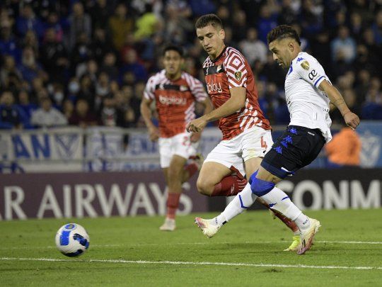 Lucas Janson marcó los dos goles con los que Vélez le gana a Estudiantes y se clasifica a los octavos de la Copa Libertadores.&nbsp;