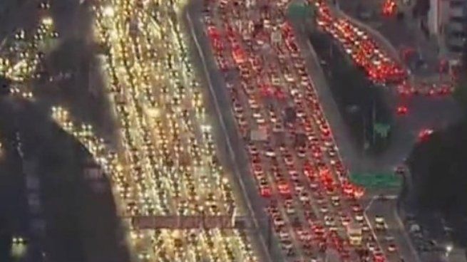 Impresionante colapso de vehículos en una autopista de EEUU