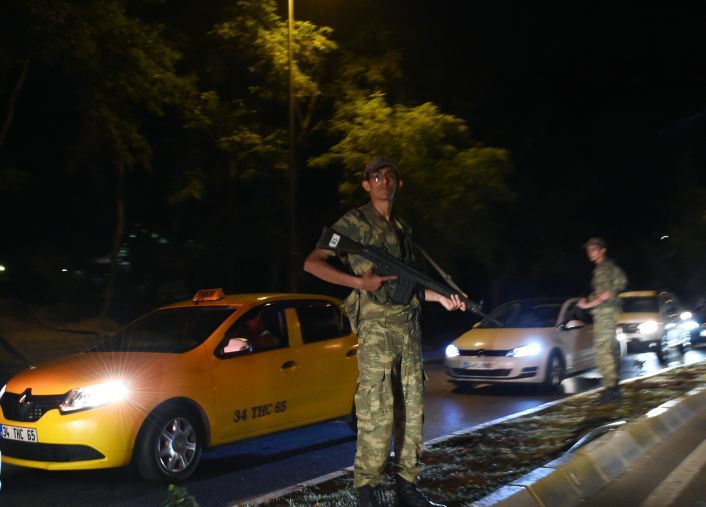 Máxima tensión en Turquía por un sangriento intento de golpe de Estado (foto 1)